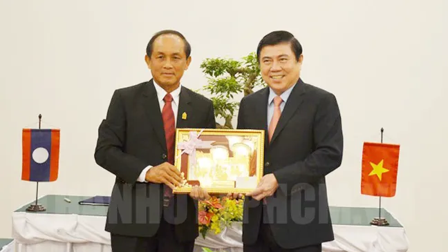 Phó Bí thư Thành ủy, Chủ tịch UBND TPHCM Nguyễn Thành Phong tặng quà lưu niệm cho đồng chí Khamkhanh Chanthavisouk, Bí thư, Tỉnh trưởng tỉnh Luang Prabang. Ảnh: hcmcpv