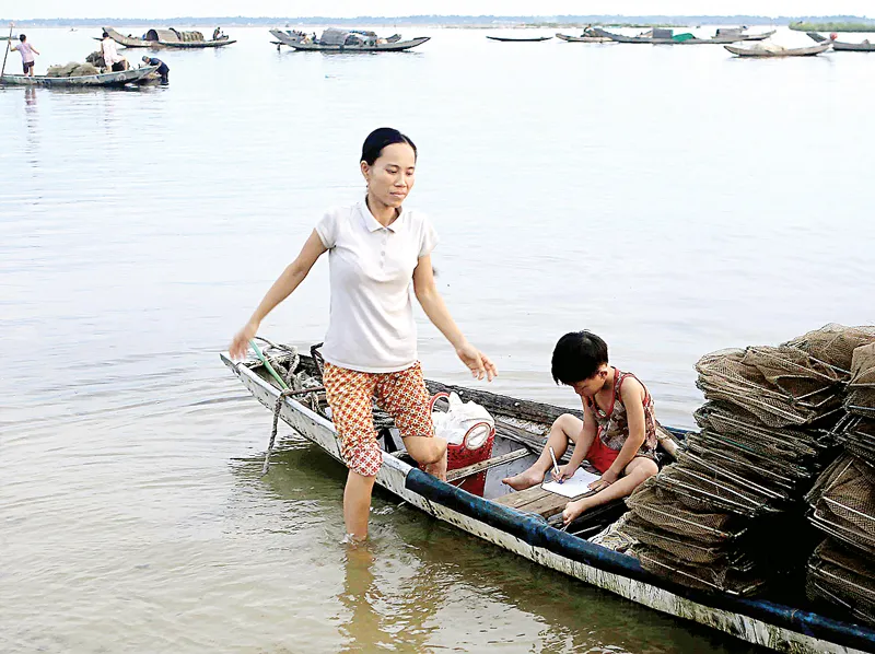 Mưu sinh giữa biển cạn ảnh 4