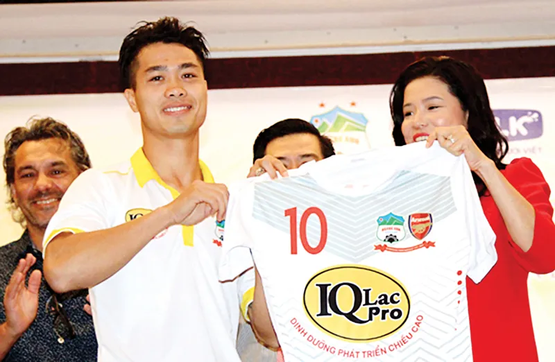 Công Phượng (HAGL) cùng đại diện nhà tài trợ vào tháng 3-2017. Ảnh: NHẬT ANH