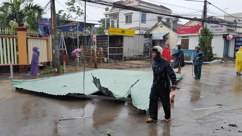 Quy Nhơn, Nha Trang tan hoang sau bão số 12 ảnh 2