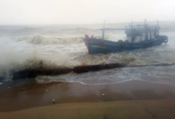 Quy Nhơn, Nha Trang tan hoang sau bão số 12 ảnh 7