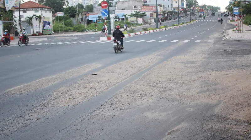 Cẩu thả khi chở vật liệu xây dựng