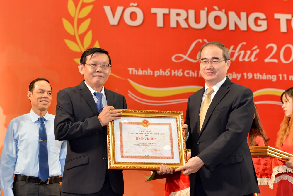 Đặt trọn niềm tin vào đội ngũ giáo viên, cán bộ quản lý, nhân viên ngành giáo dục và đào tạo TP ảnh 1