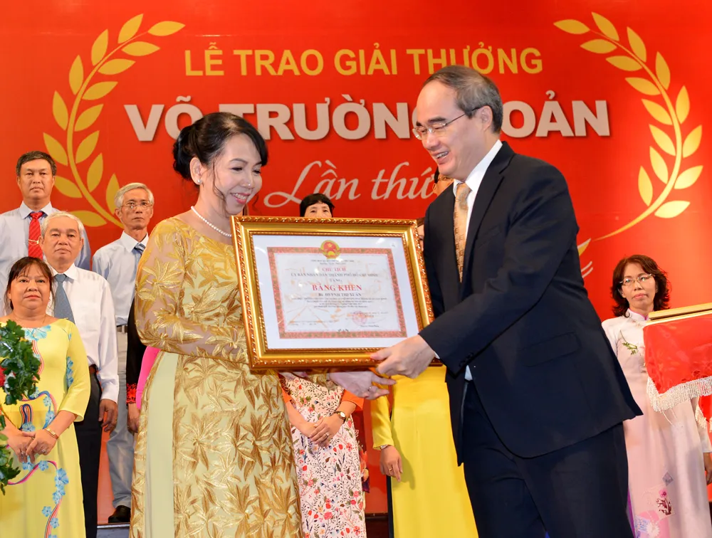 Đặt trọn niềm tin vào đội ngũ giáo viên, cán bộ quản lý, nhân viên ngành giáo dục và đào tạo TP ảnh 2