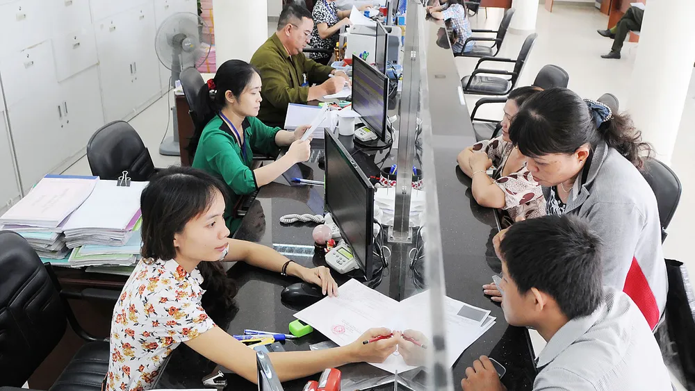 Bài 4: Người dân cần “điểm mặt” công chức tiêu cực ảnh 2