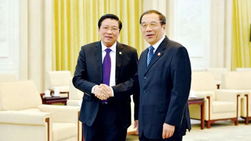 Bí thư Trung ương Đảng Cộng sản Việt Nam Phan Đình Trạc (trái) và ông Dương Hiểu Độ, Ủy viên Bộ Chính trị, Bí thư Ban Bí thư, Ban Chấp hành Trung ương Đảng Cộng sản Trung Quốc  