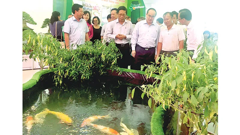 Bí thư Thành ủy TPHCM Nguyễn Thiện Nhân tham quan các mô hình sản xuất nông nghiệp tại hội thảo