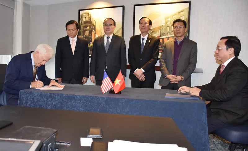 Giám đốc Đại học Quốc gia TPHCM Huỳnh Thành Đạt và Hiệu trưởng UCLA Gene D.Block ký kết hợp tác