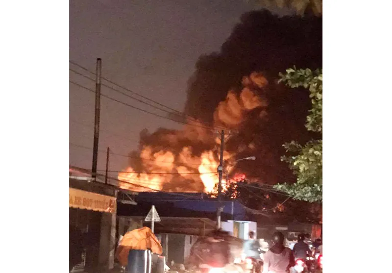 Ngọn lửa bùng cháy dữ dội.