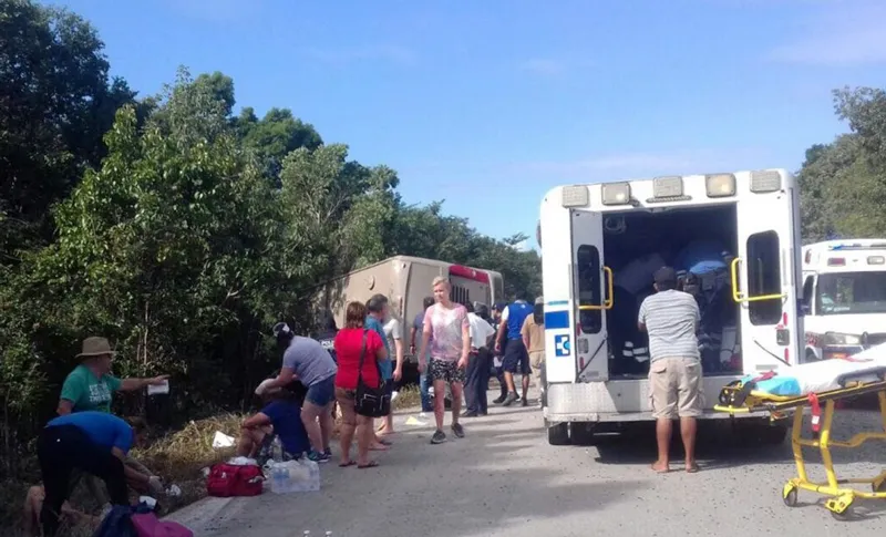 Cấp cứu người bị thương trong tai nạn xe buýt trên đường cao tốc Chetumal-Mahahual ở Mahahual, Mexico, ngày 19-12-2017. Ảnh: EPA-EFE