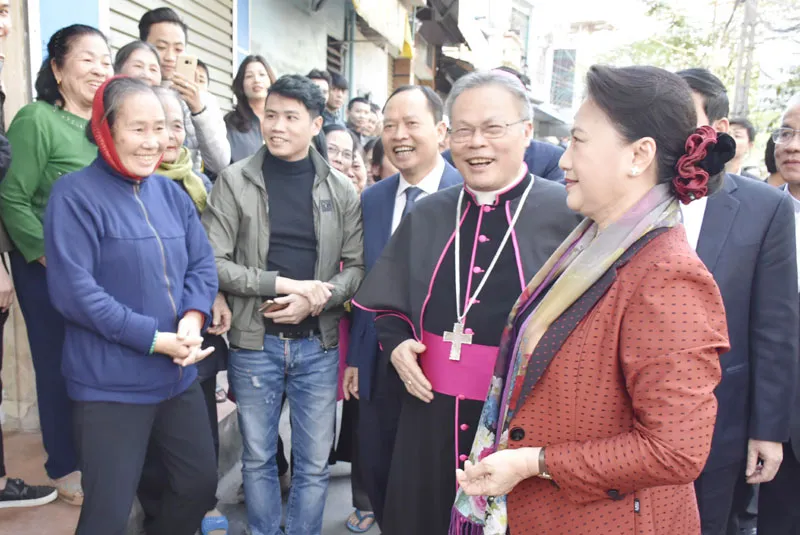 Chủ tịch Quốc hội thăm và chúc mừng đồng bào Công giáo dịp Giáng sinh ảnh 2