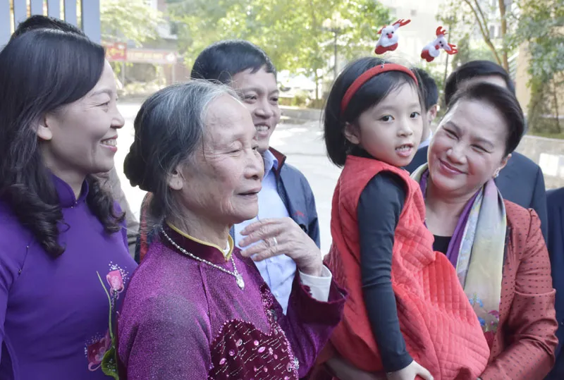 Chủ tịch Quốc hội thăm và chúc mừng đồng bào Công giáo dịp Giáng sinh ảnh 1