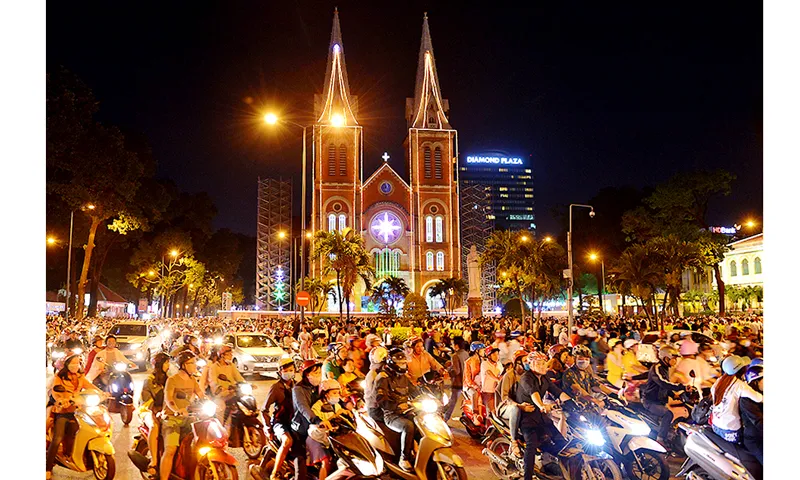 Không khí Giáng sinh ở khu vực Nhà thờ Đức Bà, TPHCM. Ảnh: VIỆT DŨNG