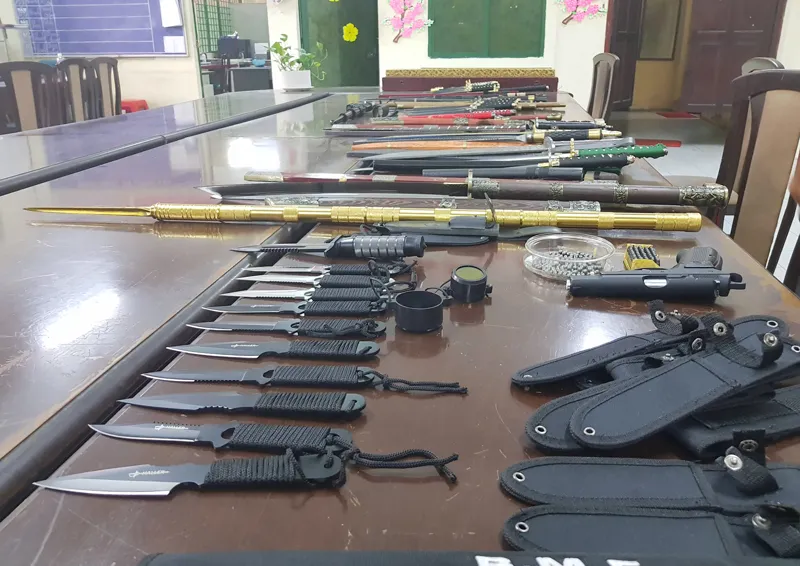 Tang vật công an thu giữ. Ảnh : CHÍ THẠCH