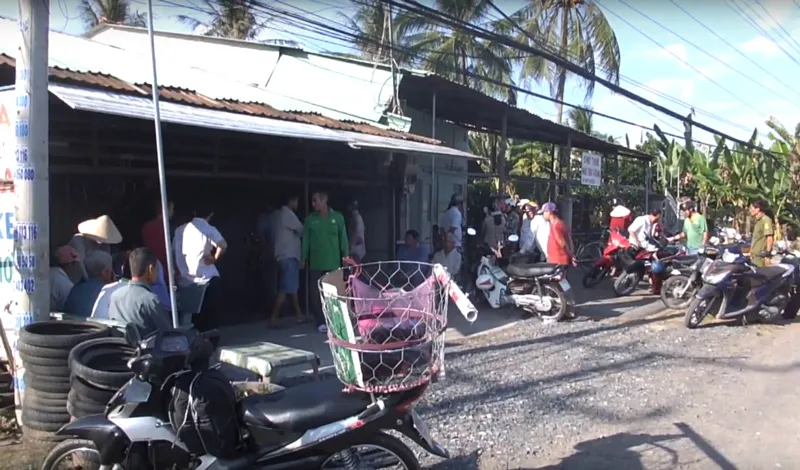 Tiệm sửa xe của vợ chồng ông B.