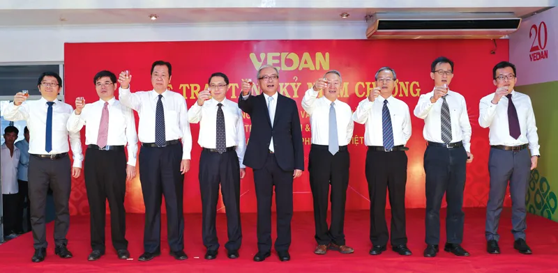 Ban Giám Đốc Vedan chúc mừng toàn thể nhân viên tại buổi lễ