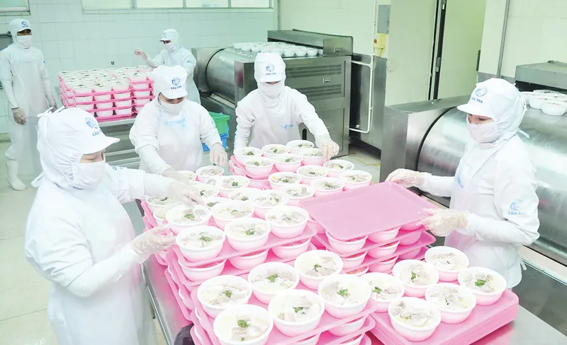 Chế biến bún bò Huế ăn liền tại Công ty Cầu Tre. Ảnh: CAO THĂNG  ​