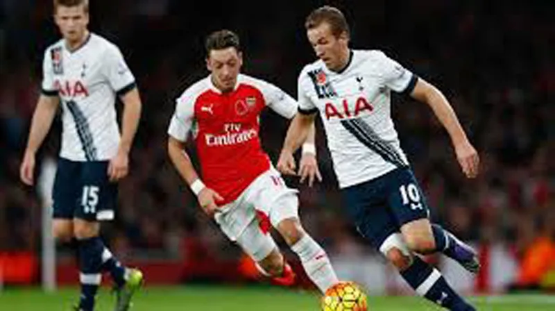 Ozil (giữa) và các đồng đội sẽ gặp nhiều khó khăn trước Tottenham