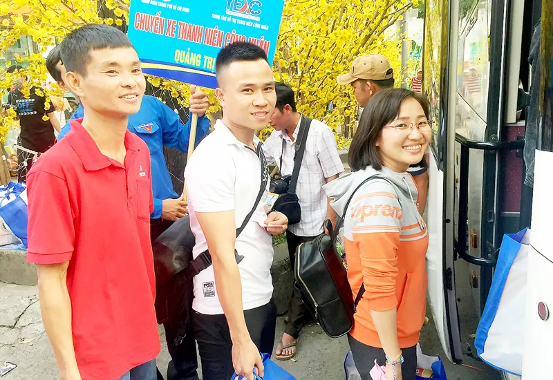 Niềm vui của công nhân khi về quê sum họp gia đình trên chuyến xe nghĩa tình      Ảnh: THÁI PHƯƠNG