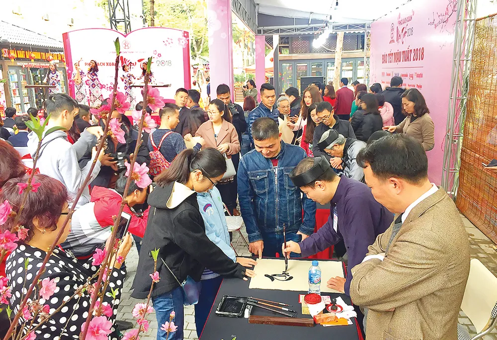 Du xuân đầu năm mới Mậu Tuất 2018: Đậm đà bản sắc dân tộc ảnh 3