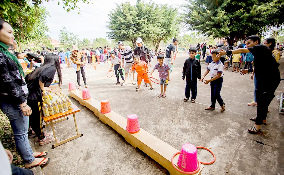 Nhóm thiện nguyện tổ chức trò chơi dân gian cho thiếu nhi xã Tân Lập