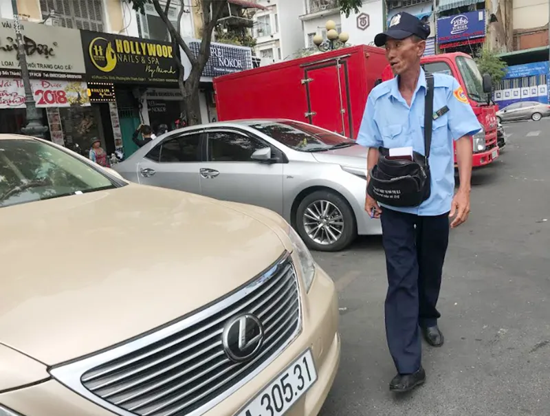 Nhân viên thu phí đậu xe khu vực chợ Bến Thành. Ảnh: VIỆT DŨNG