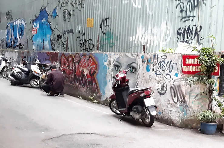 Người dân gọi bức tường rào tại hẻm 15B Lê Thánh Tôn (quận 1) là “Bức tường ma”  ​