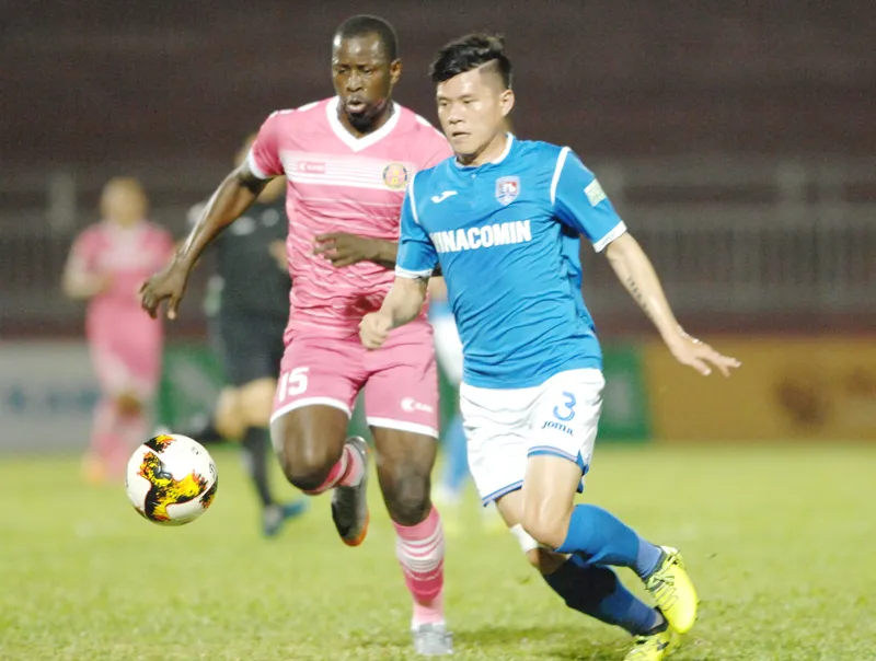 CLB Sài Gòn (trái) để thua 1 - 2 trước Than Quảng Ninh ngay trên sân Thống Nhất. Ảnh: NGUYỄN NHÂN