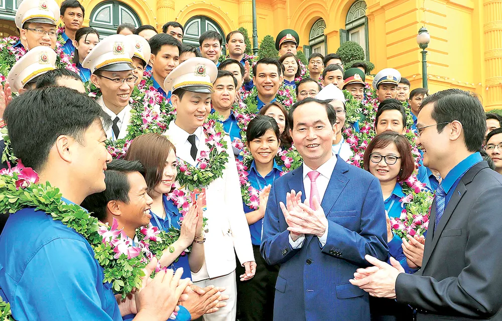 Chủ tịch nước Trần Đại Quang với các cán bộ Đoàn xuất sắc tiêu biểu nhận Giải thưởng Lý Tự Trọng năm 2018