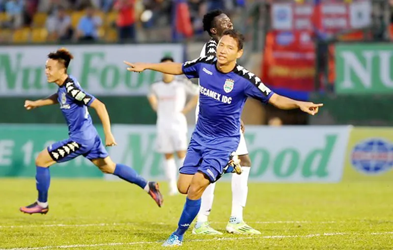 Anh Đức ghi bàn vào lưới CLB Hà Nội, quân bình tỷ số 1 - 1 cho Bình Dương. Ảnh: NGUYỄN NHÂN