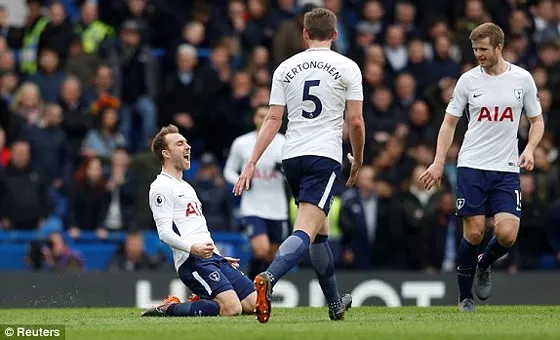 Eriksen (trái) vui mừng sau khi ghi bàn lưới Chelsea, quân bình tỷ số 1 - 1 cho Tottenham. Ảnh: Reuters