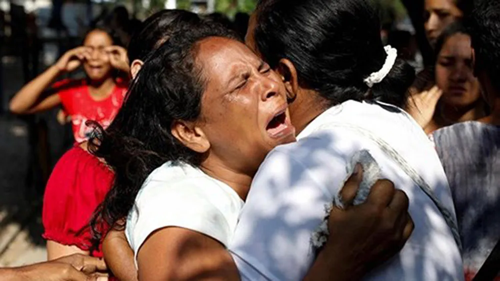 Người thân của các nạn nhân chết cháy tại trại giam Venezuela. Ảnh: Reuters