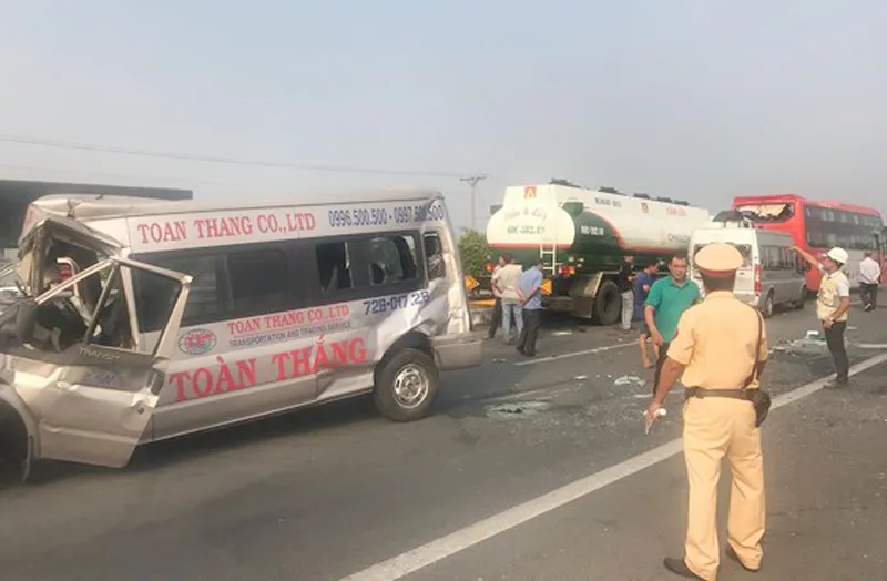 6 ô tô tông nhau liên hoàn tại điểm xuất hiện khói  mù mịt trên cao tốc TPHCM - Long Thành - Dầu Giây