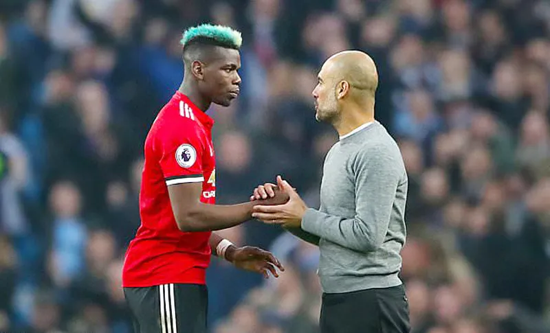 Paul Pogba bắt tay HLV Pep Guardiola trong trận Man.United thắng Man.City 3 - 2