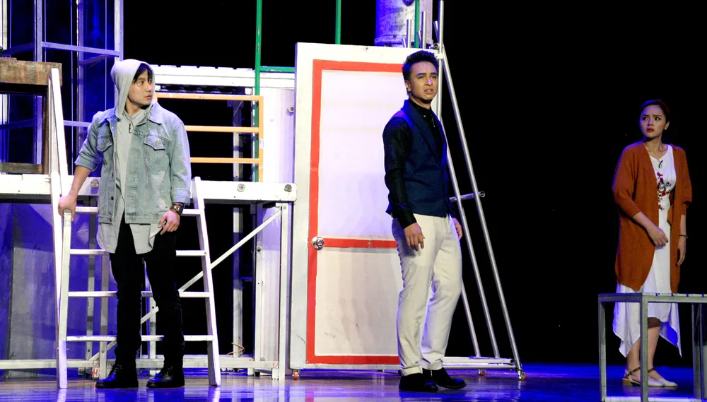 Các diễn viên của Nhà hát Tuổi Trẻ trong vở Hoa cúc xanh trên đầm lầy