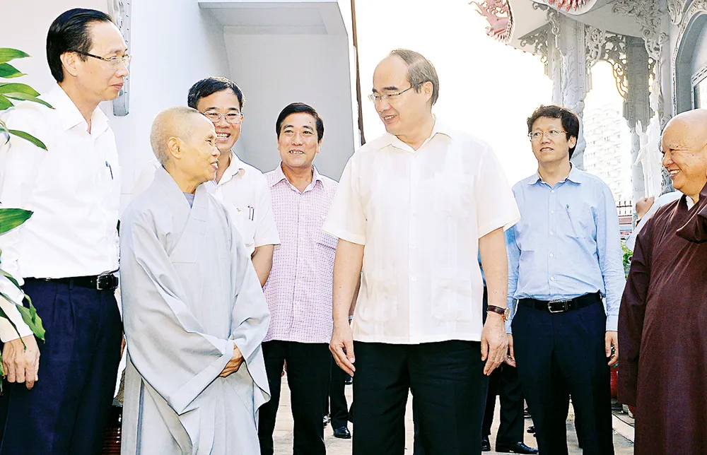 Bí thư Thành ủy TPHCM Nguyễn Thiện Nhân thăm chùa Thiền Tịnh, quận 2, TPHCM. Ảnh: VIỆT DŨNG