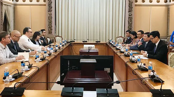 Chủ tịch UBND TPHCM đã tiếp ông Kari Kahiluoto. Ảnh: VOH