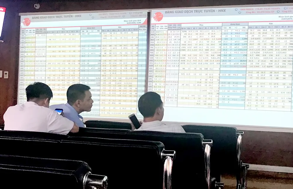 VN-Index đã mất mốc 1.000 điểm, rơi thẳng xuống 988 điểm trong ngày 23-5. Ảnh: HUY ANH