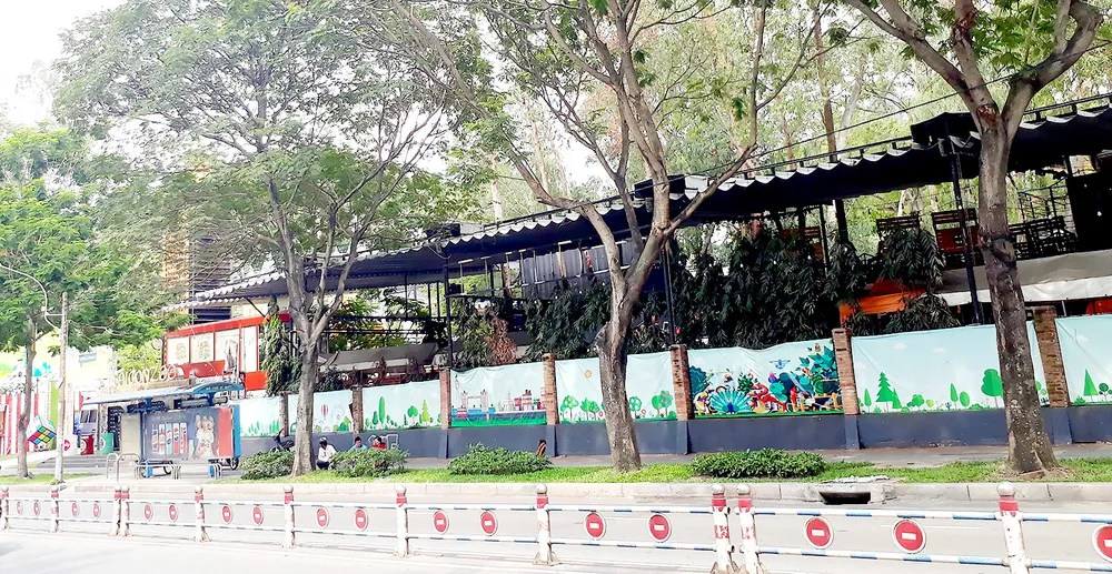 Các nhà hàng bị gỡ bảng hiệu và hoạt động dưới vỏ bọc dịch vụ trong khu Rubik của Phú Hoàng Gia