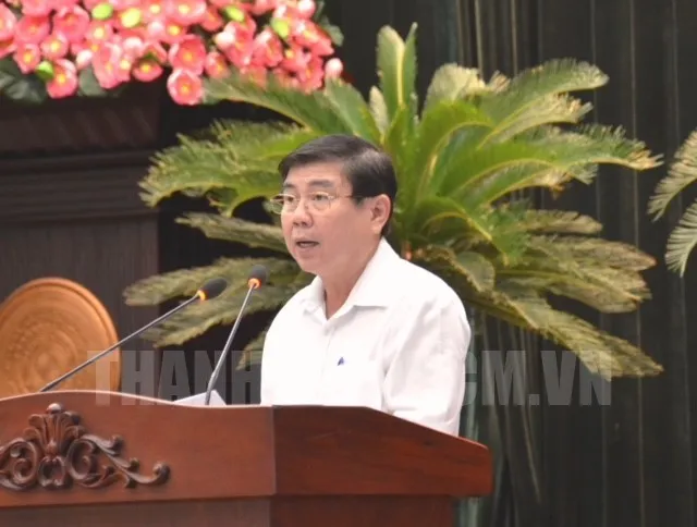 Phó Bí thư Thành ủy, Chủ tịch UBND TP Nguyễn Thành Phong báo cáo tại hội nghị. Ảnh: hcmcpv