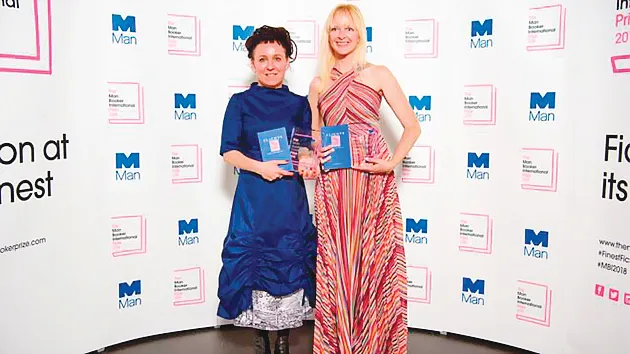 Bà Olga Tokarczuk (trái) và dịch giả Jennifer Croft