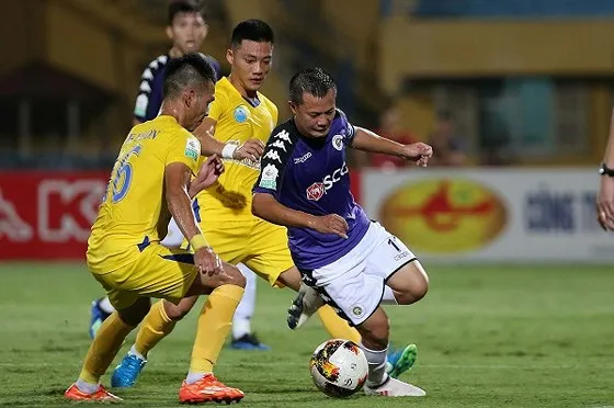 CLB Hà Nội (phải) trong trận thắng Sanna Khánh Hòa tại vòng 10. Ảnh: MINH HOÀNG