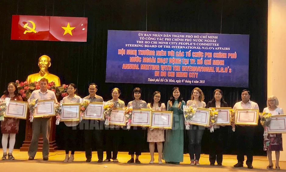 Các tập thể nhận Bằng khen của UBND TP đã tích cực tham gia các hoạt động từ thiện nhân đạo trong nhiều năm liền. Ảnh: THANHUYTPHCM.VN