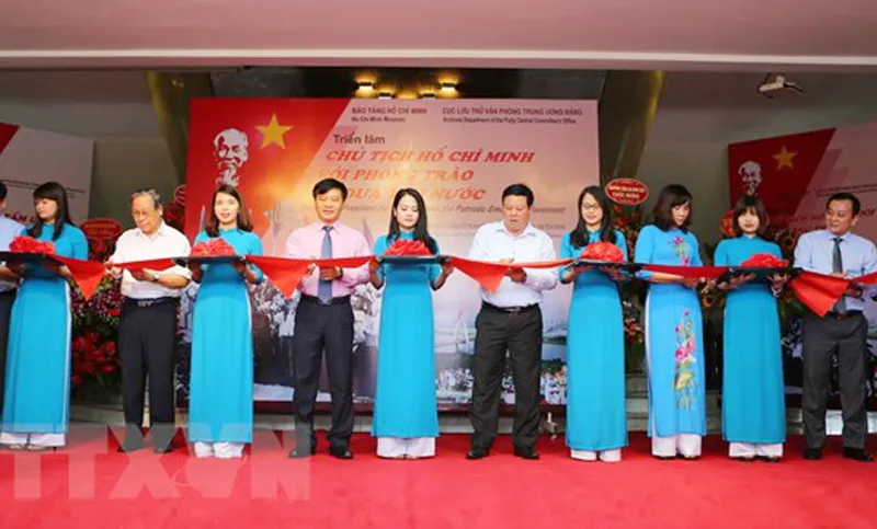 Các đại biểu cắt băng khai mạc triển lãm. Ảnh: TTXVN