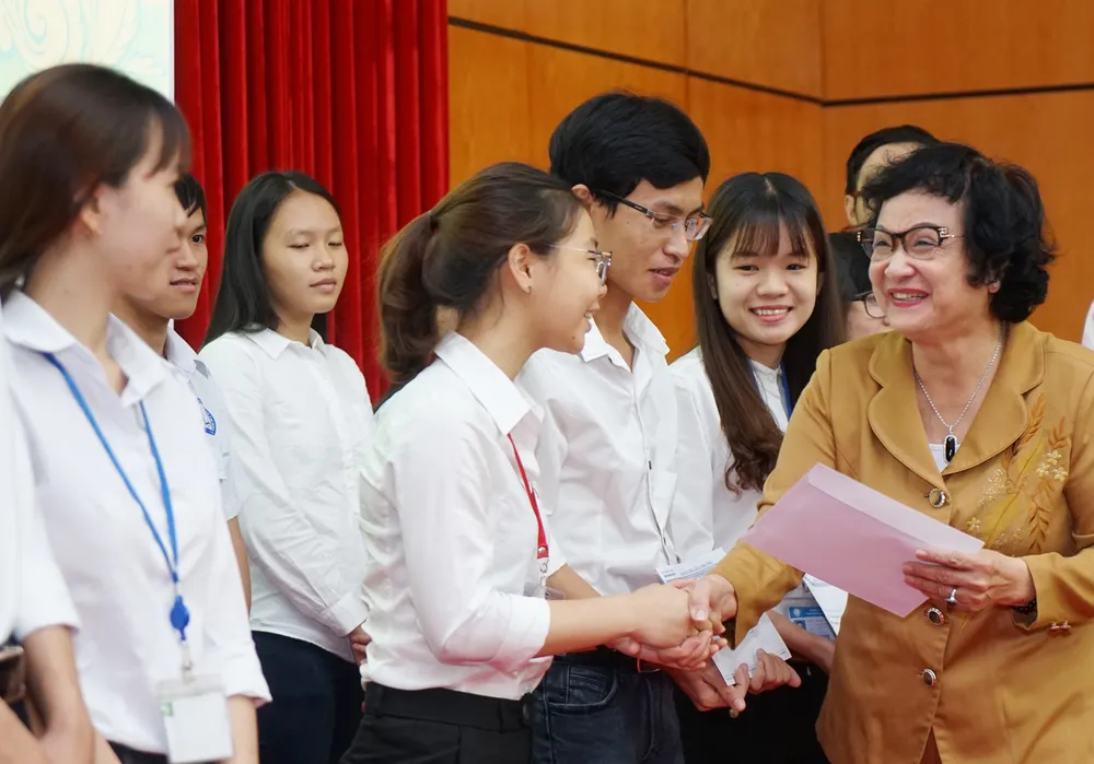 Trao học bổng Nguyễn Văn Hưởng năm 2018: 142 suất học bổng với tổng trị giá 1 tỷ 191 triệu đồng ảnh 2