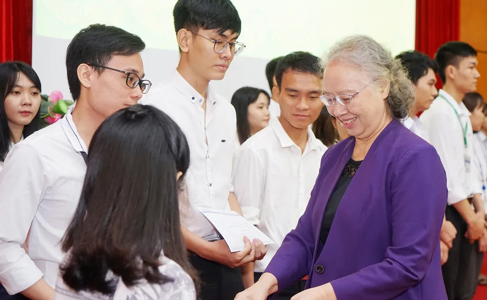 BS Trương Thị Xuân Liễu, Chủ tịch Hội đồng quản lý Quỹ học bổng Nguyễn Văn Hưởng trao học bổng cho sinh viên ĐH Y Dược TPHCM