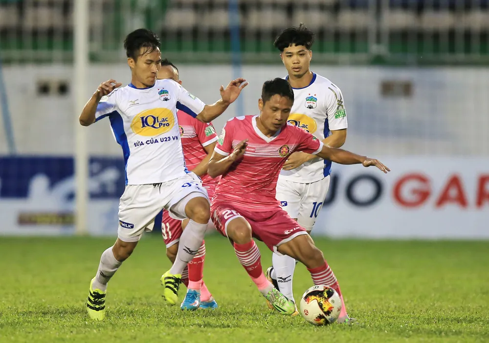 Hoàng Anh Gia Lai (áo trắng) trong trận thắng Sài Gòn 3 - 2. Ảnh: MINH TRẦN