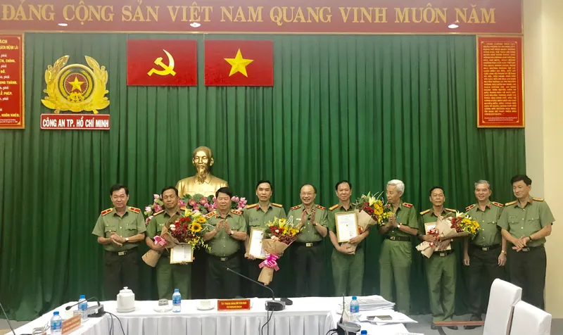 Thứ trưởng Bộ Công an Bùi Văn Nam (thứ ba từ trái sang) trao thưởng cho các đơn vị của Công an TPHCM
