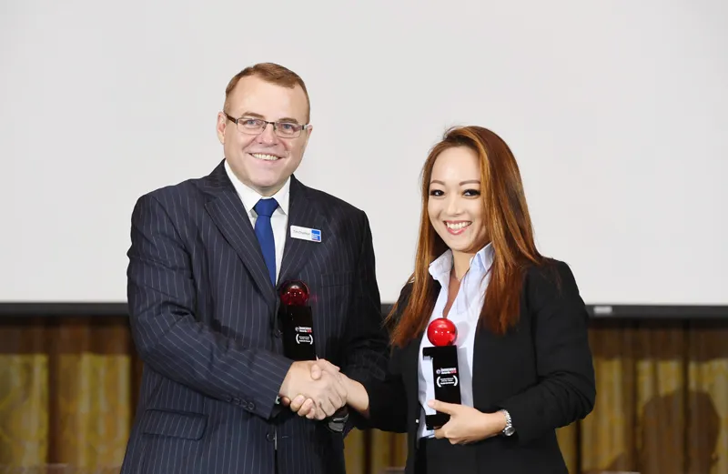 Bà Bùi Minh Mai Khanh – Phó Chủ tịch định phí Chubb Life Việt Nam nhận giải thưởng từ Ban Tổ chức