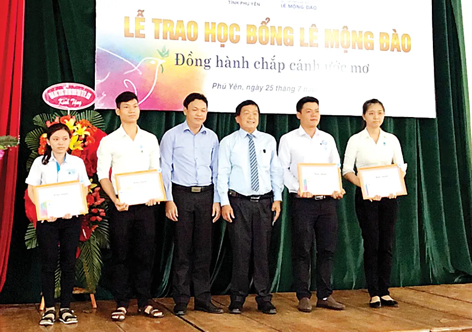 Quỹ Hỗ trợ giáo dục Lê Mộng Đào tiếp tục đồng hành cùng các SV-HS tại 5 tỉnh thành ảnh 2